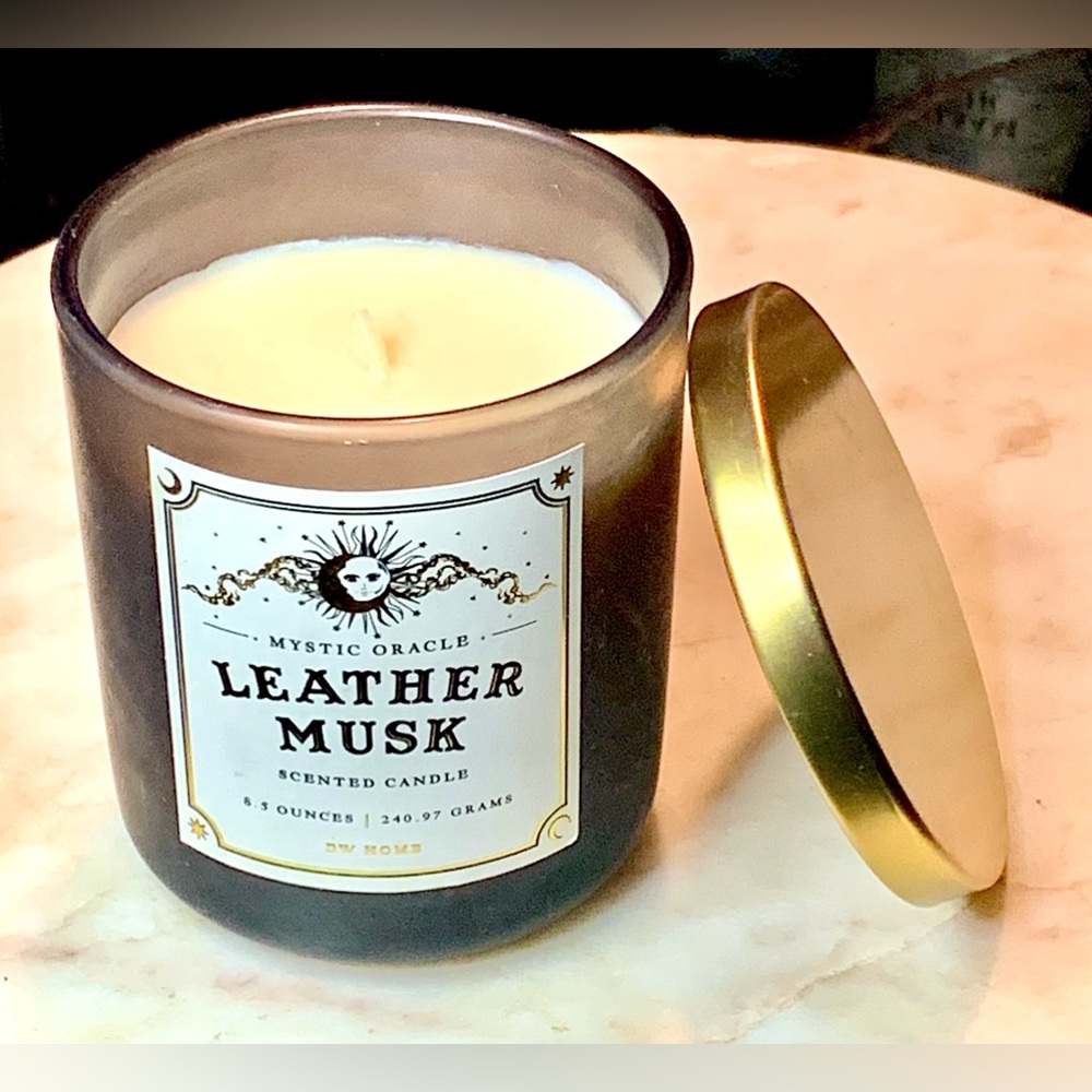 DW HOME CANDKE LEATHER MUSK 1 WICK MYSTIC ORACLE 8.5 oz SCENTED SOYWAX